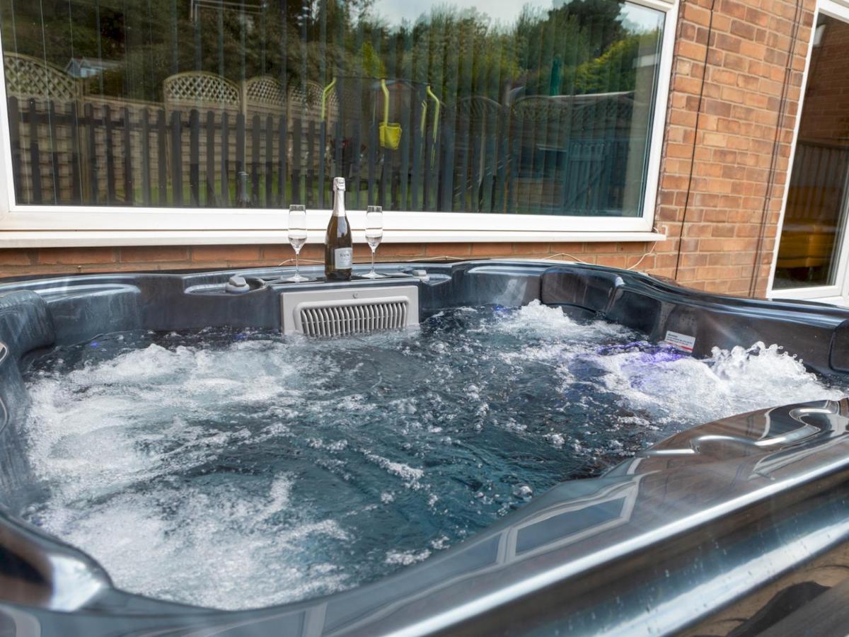 Pass The Keys Amazing 4 Bedroom Property- Hot Tub & Sea Views Scarborough Esterno foto