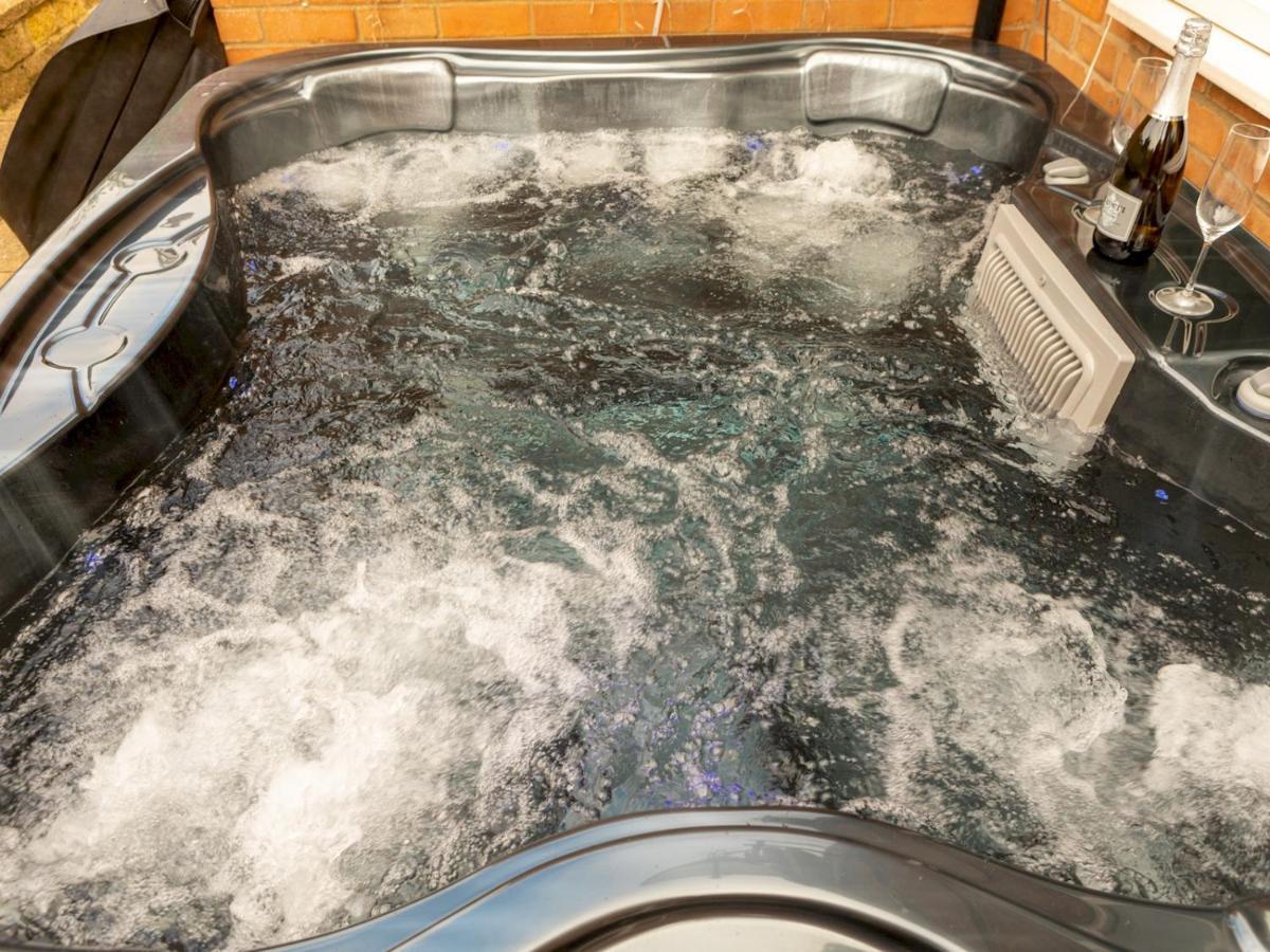 Pass The Keys Amazing 4 Bedroom Property- Hot Tub & Sea Views Scarborough Esterno foto